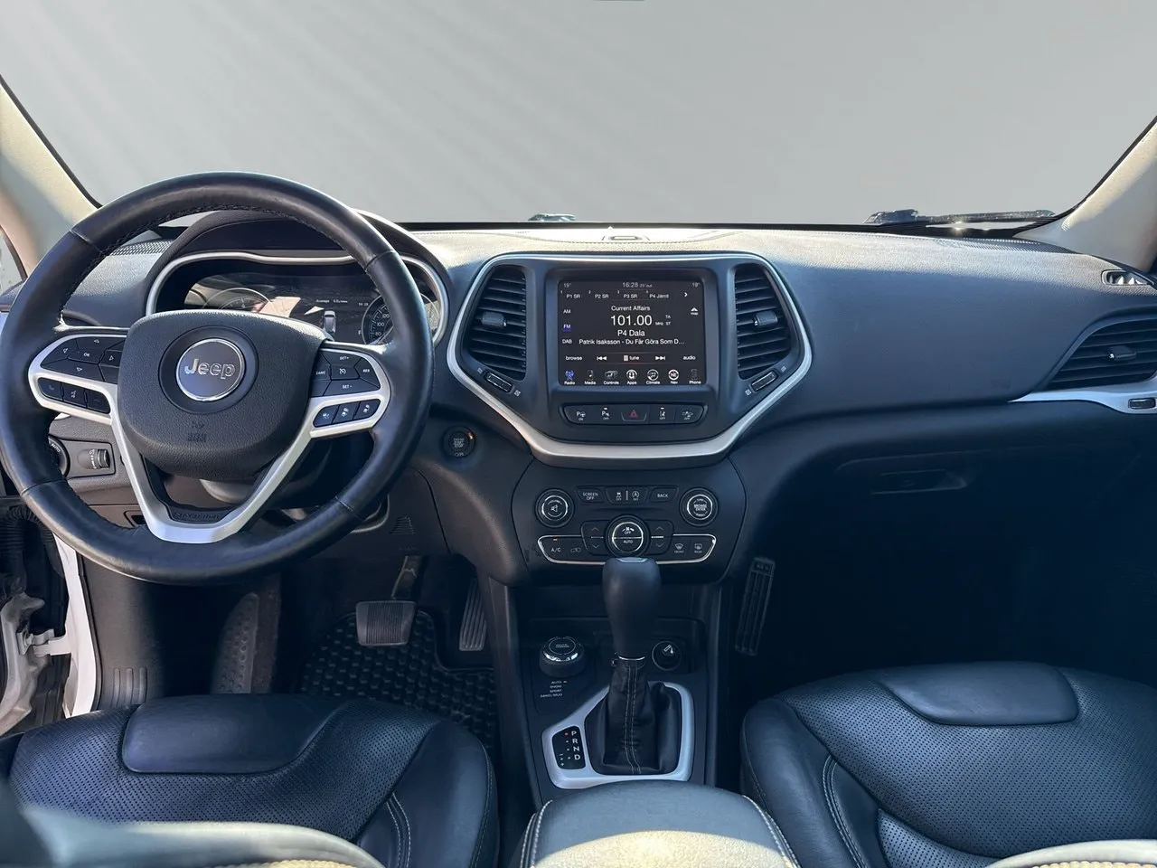 Vehicle image 15