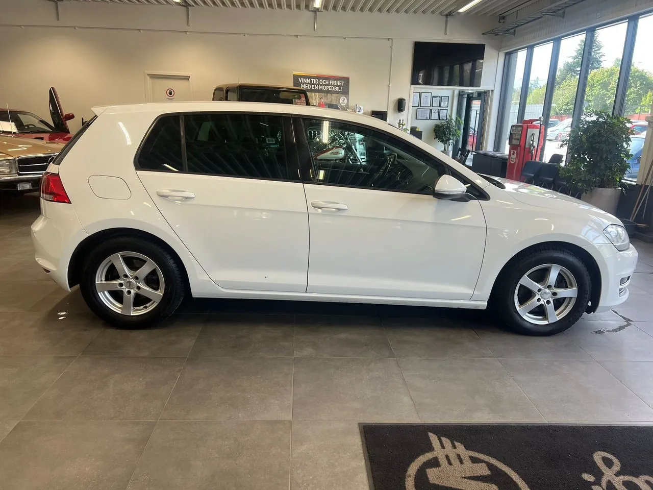 Vehicle image 7