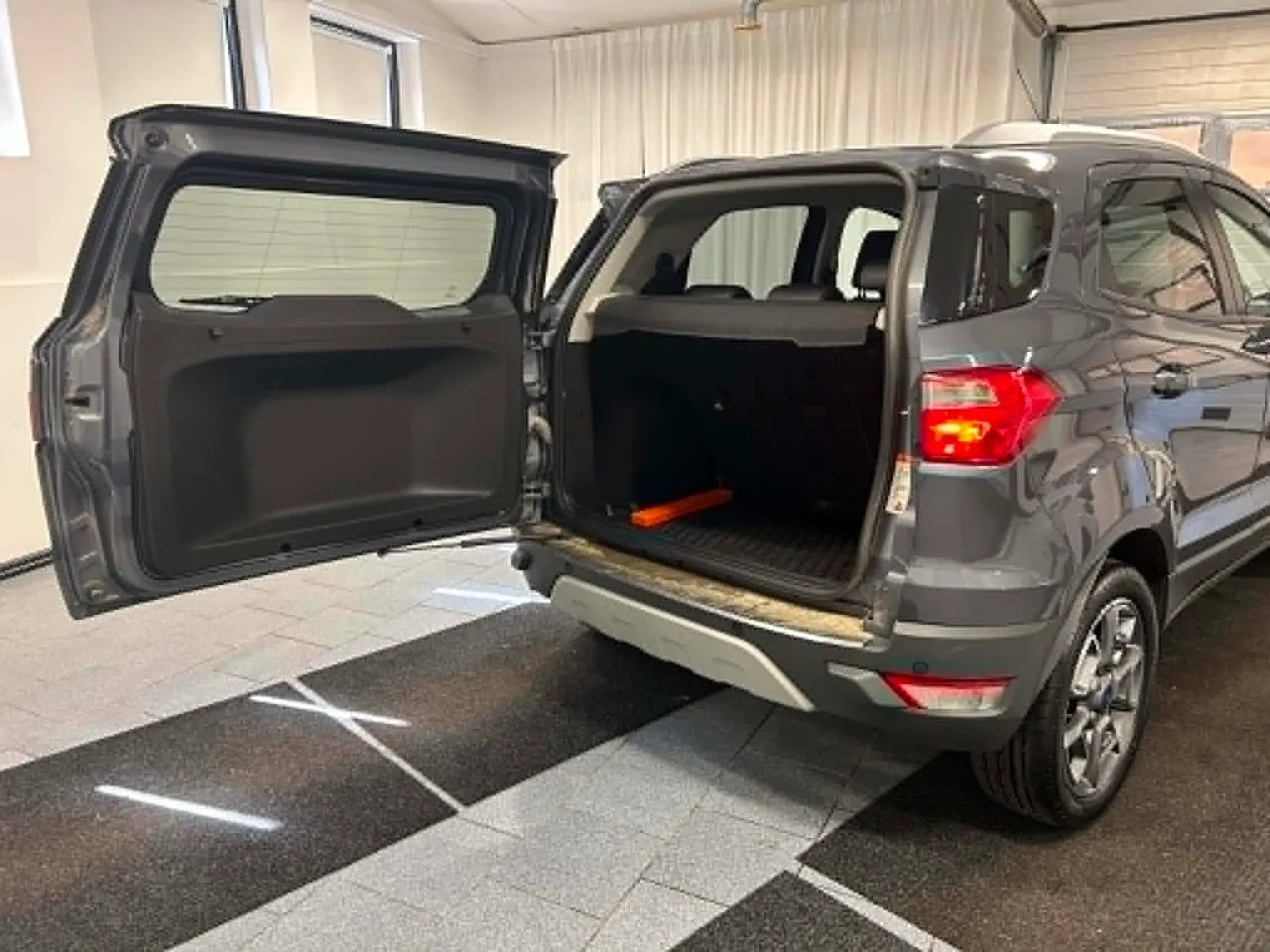 Vehicle image 12