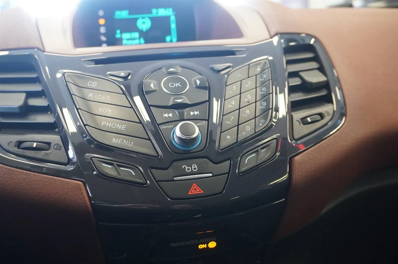Vehicle image 14