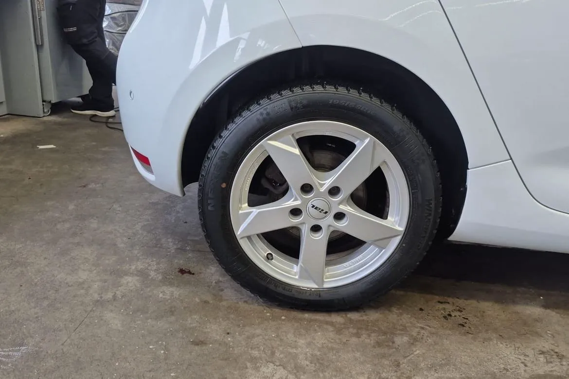 Vehicle image 19
