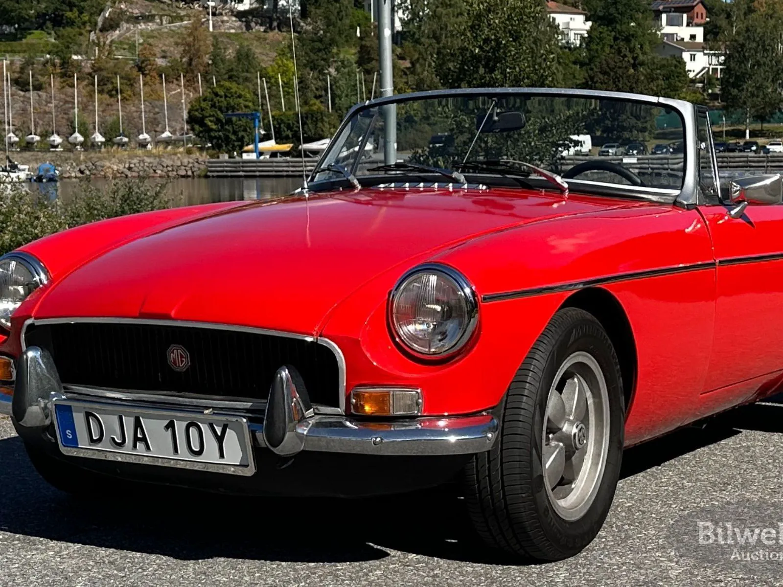 Vehicle image 16
