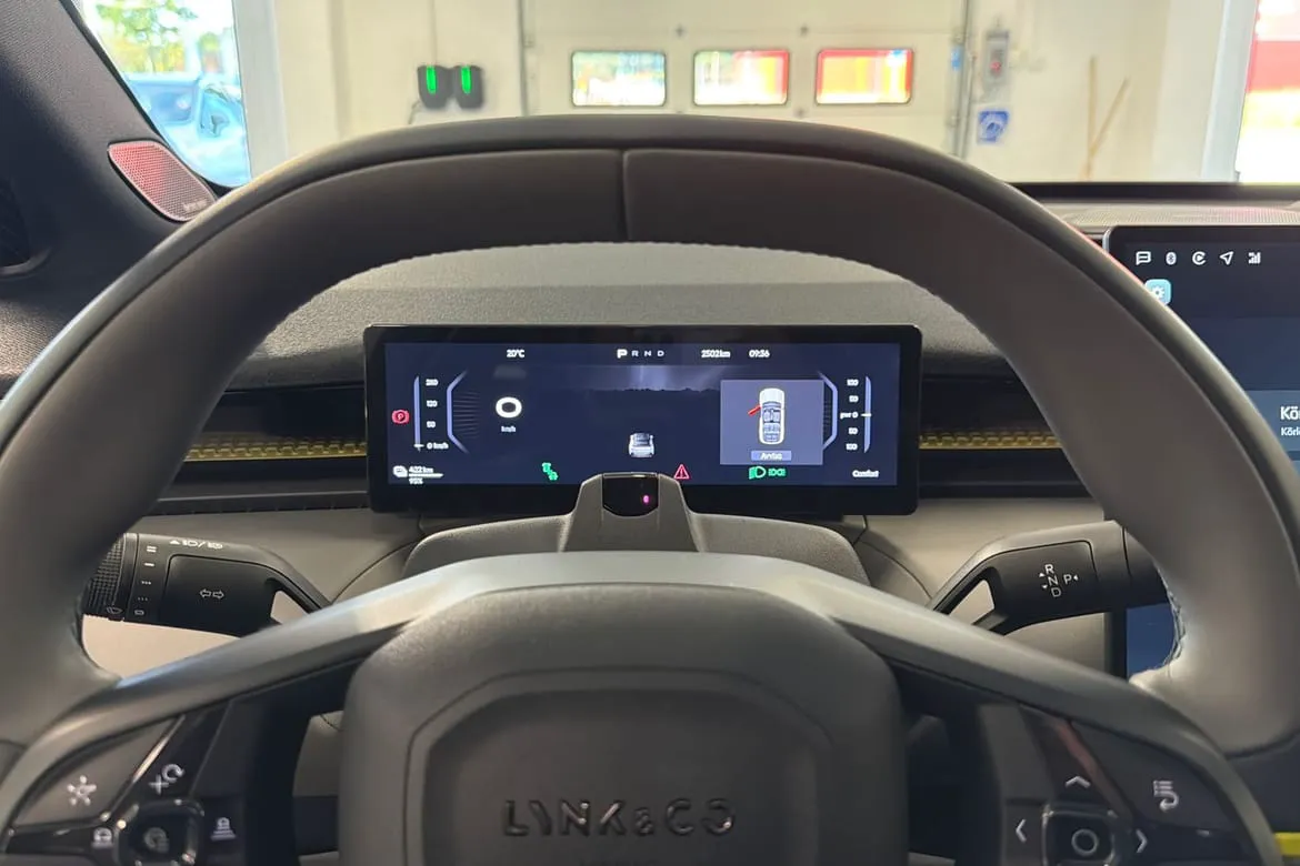 Vehicle image 15