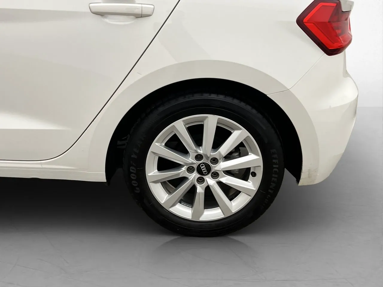 Vehicle image 21