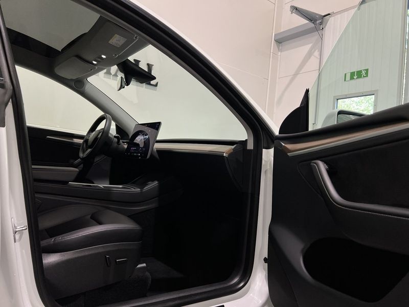 Tesla Model Y bild 25