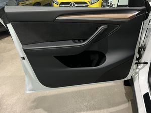 Tesla Model Y bild 8