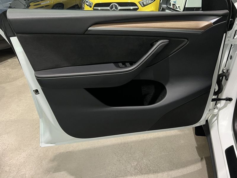 Tesla Model Y bild 8