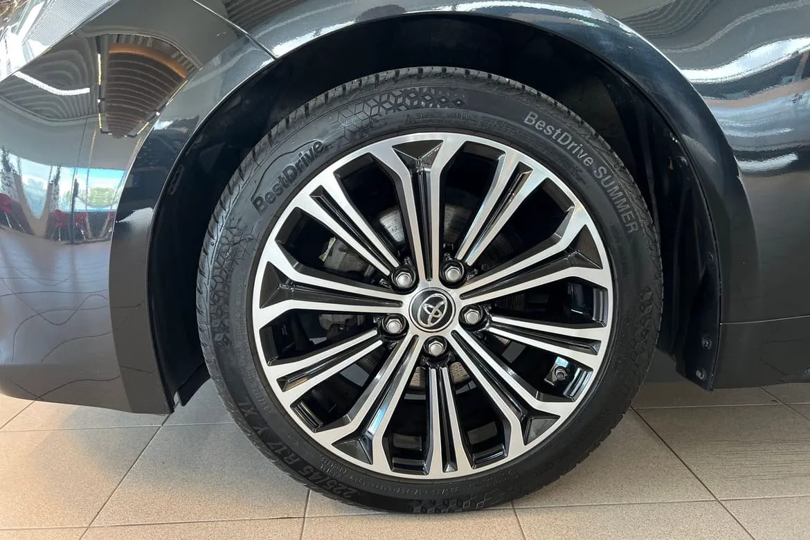 Vehicle image 15