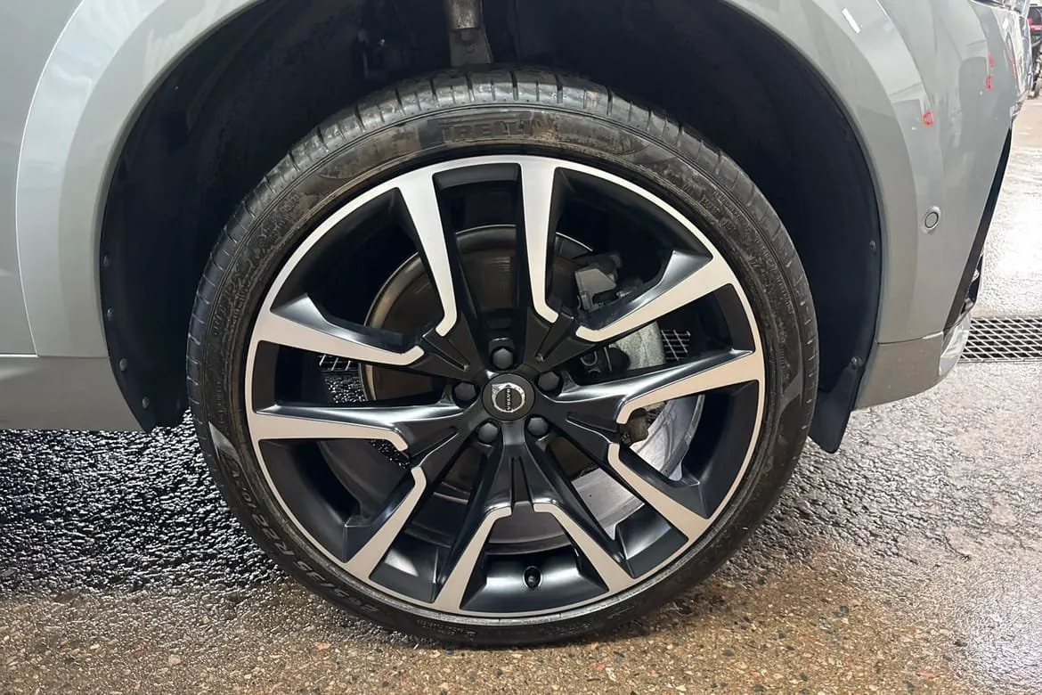 Vehicle image 16