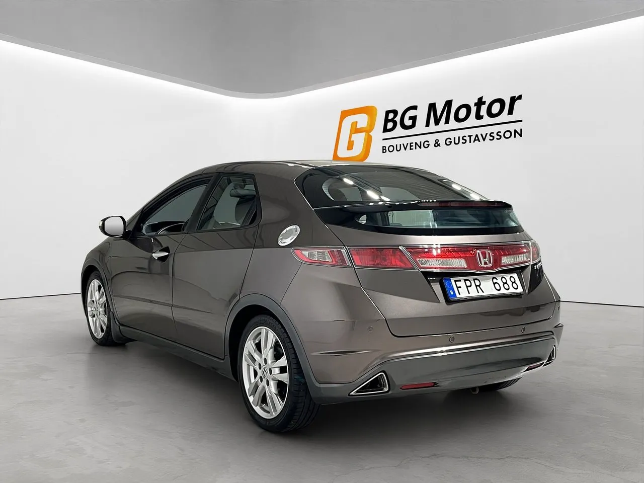Vehicle image 5