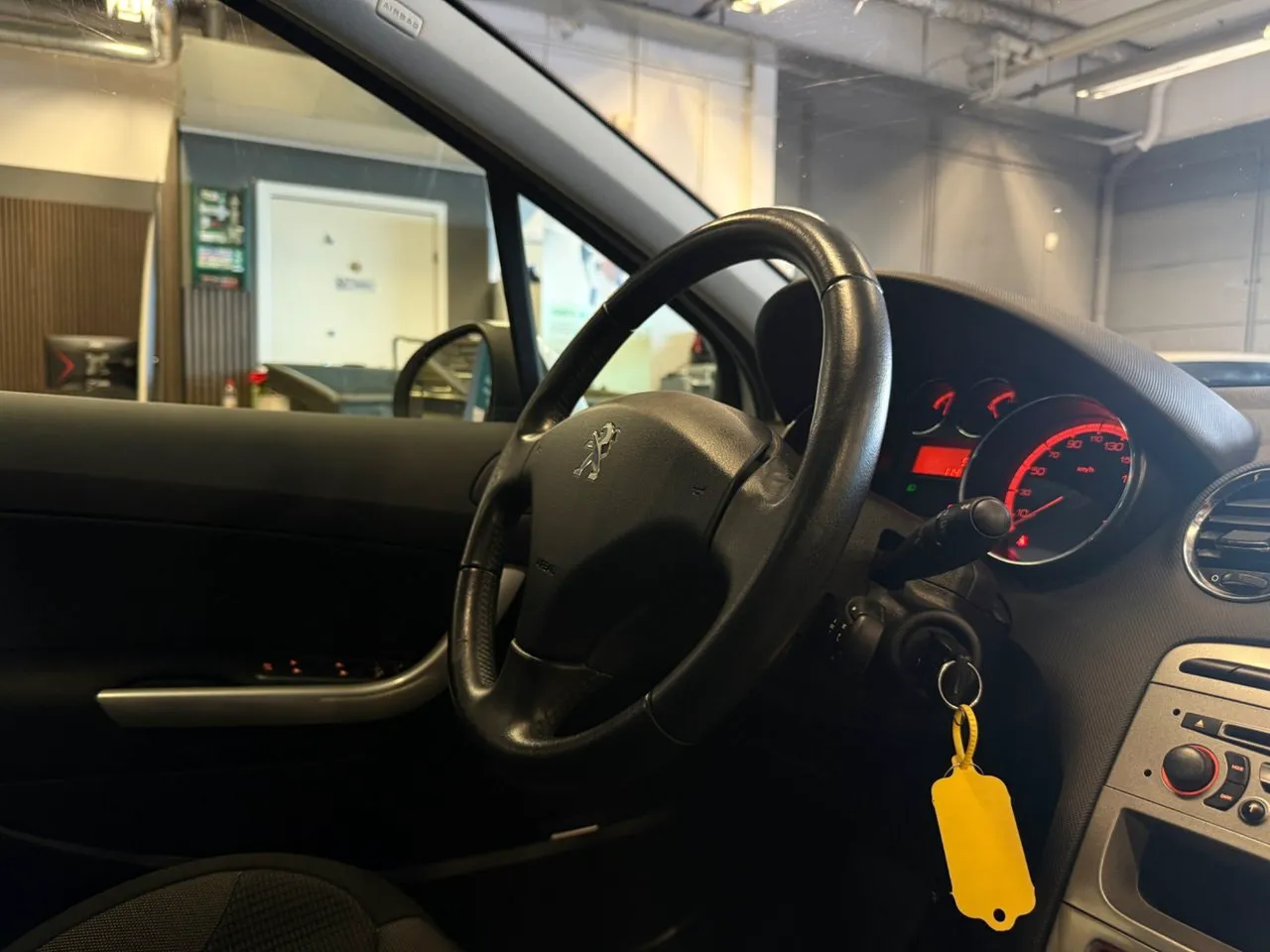 Vehicle image 18