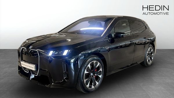 BMW iX xDrive60 M Pro Panorama Driving Assist Plus Dragkrok - 2026