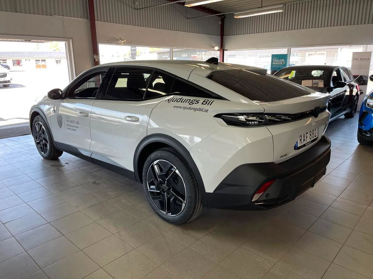 Vehicle image 4