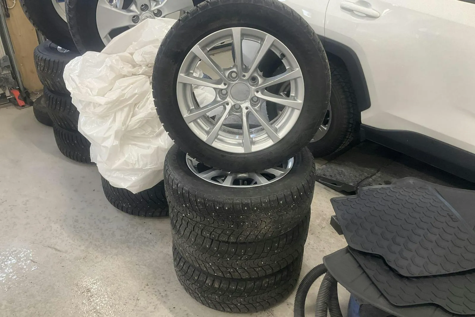 Vehicle image 16