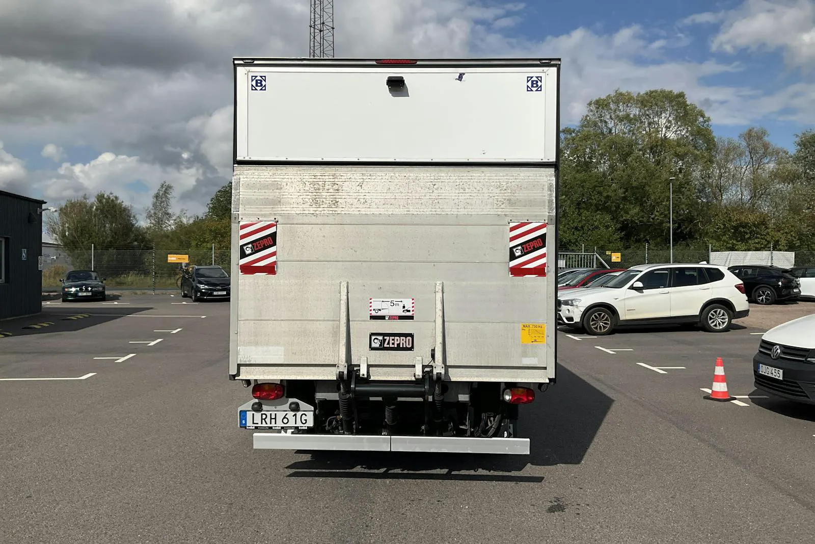Vehicle image 4