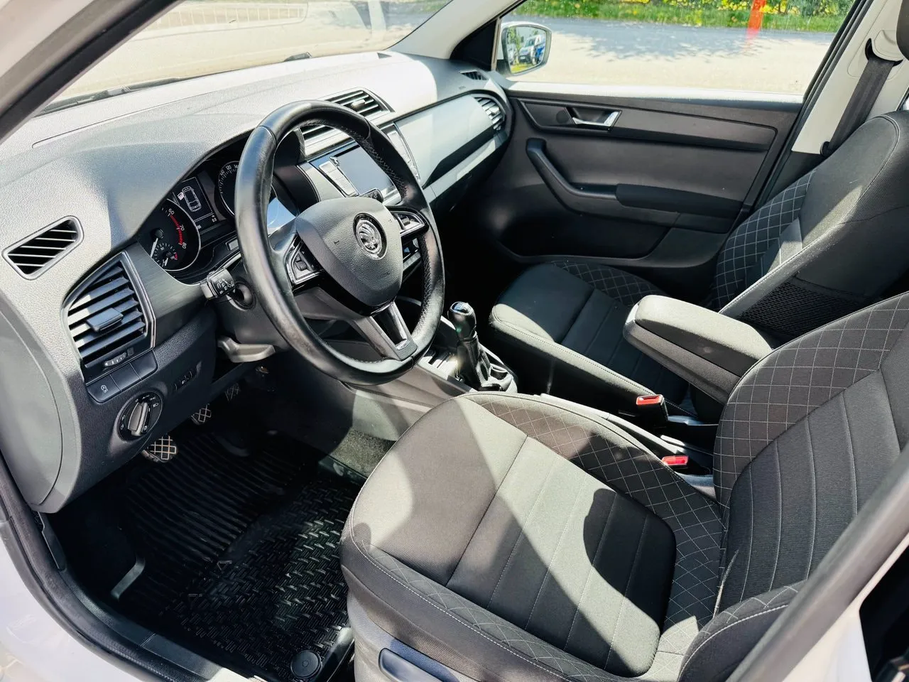 Vehicle image 7