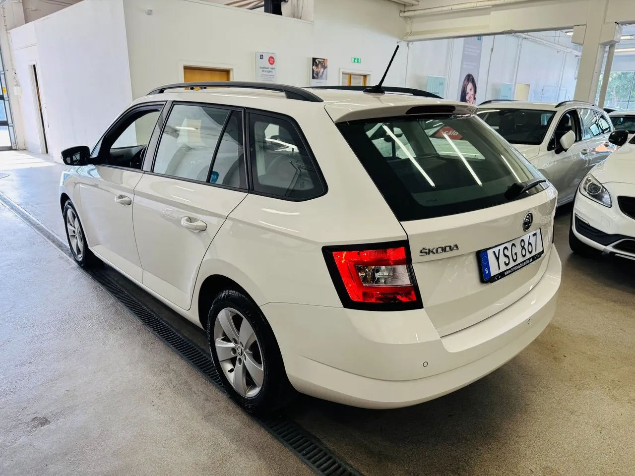 Vehicle image 15