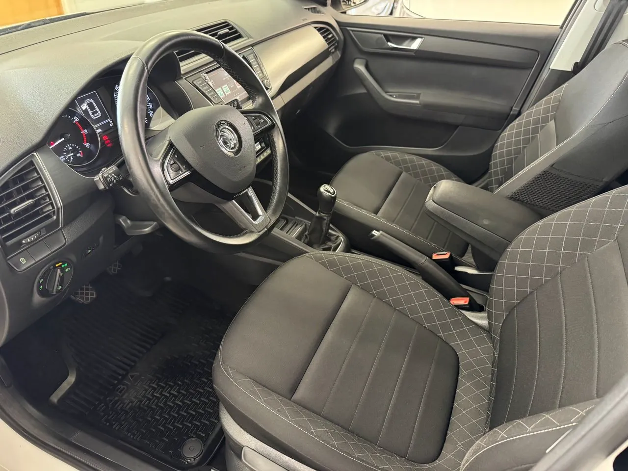 Vehicle image 19