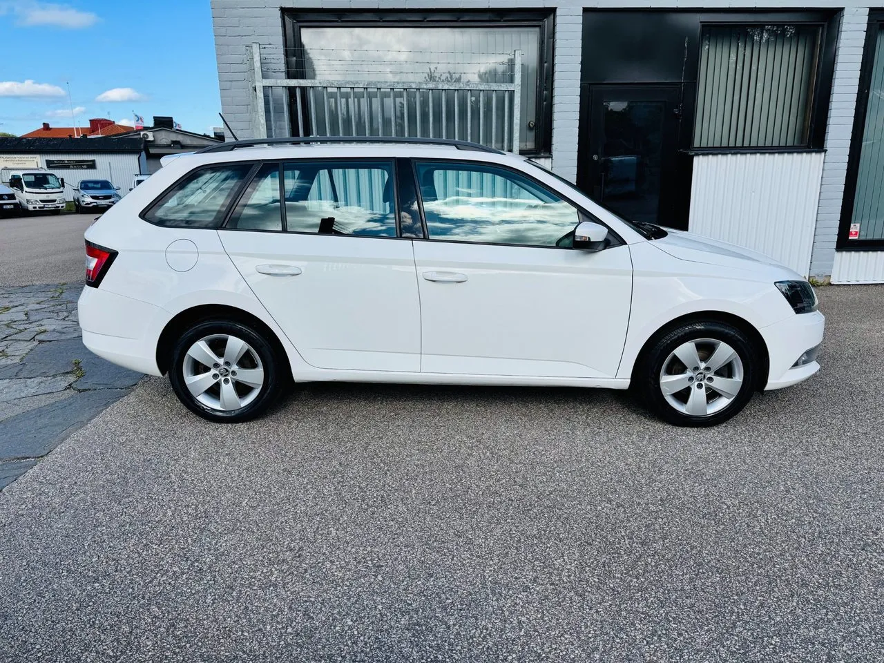 Vehicle image 9