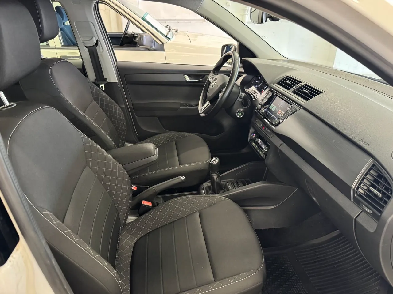 Vehicle image 16