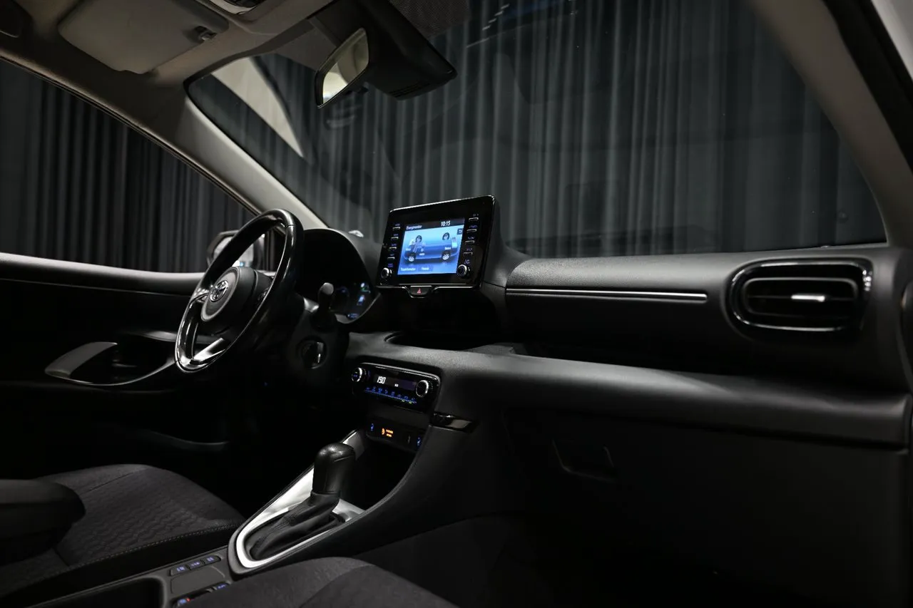 Vehicle image 15