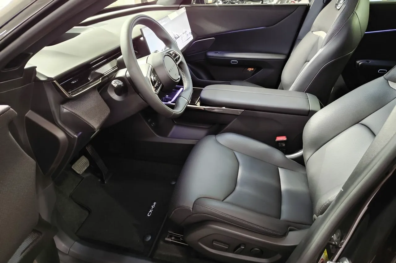 Vehicle image 4