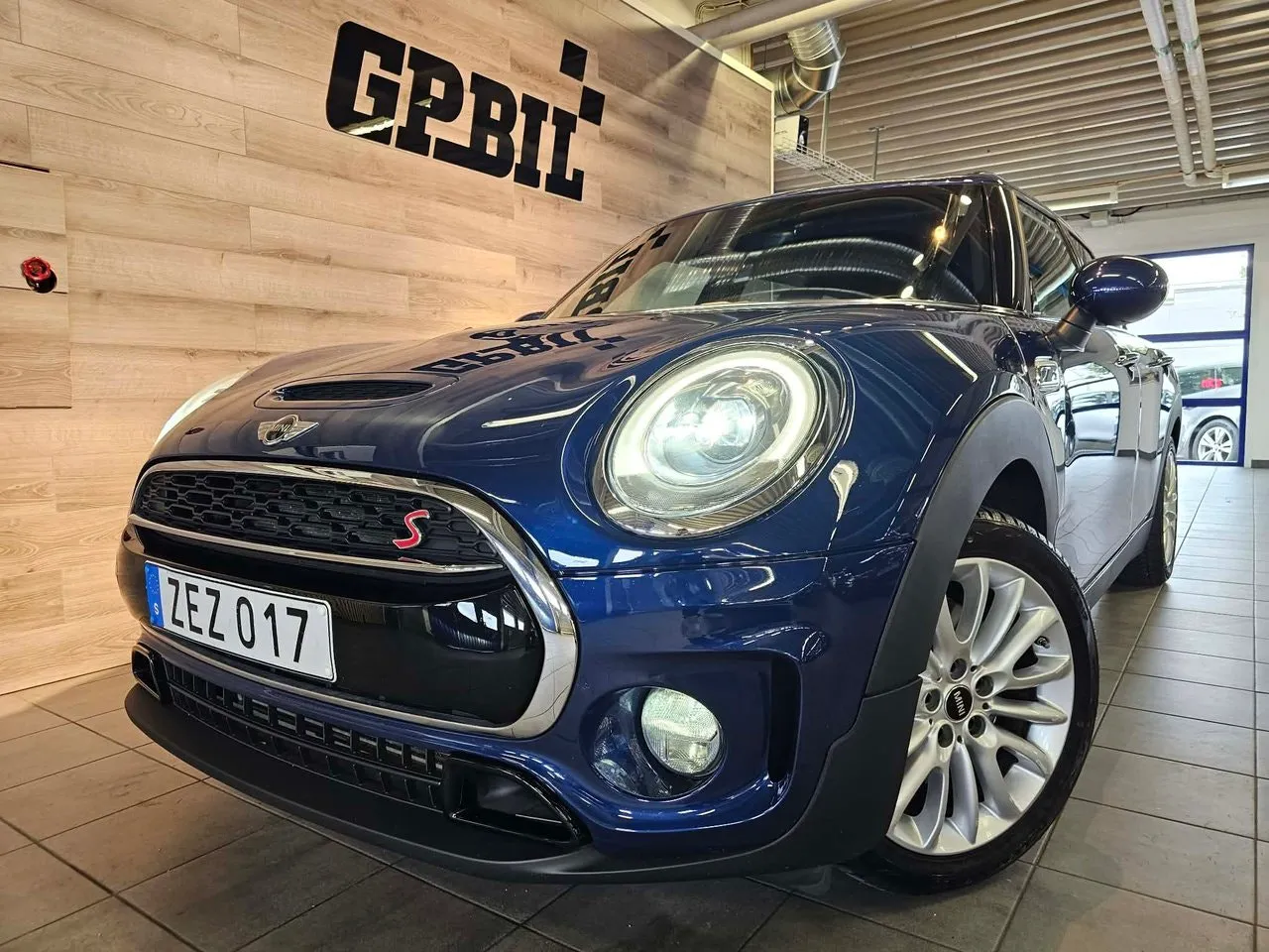 Vehicle image 15