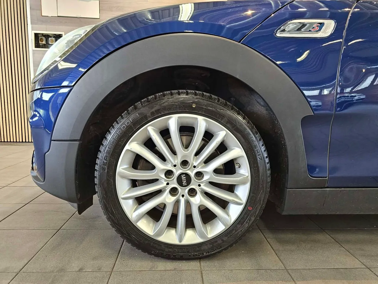 Vehicle image 18