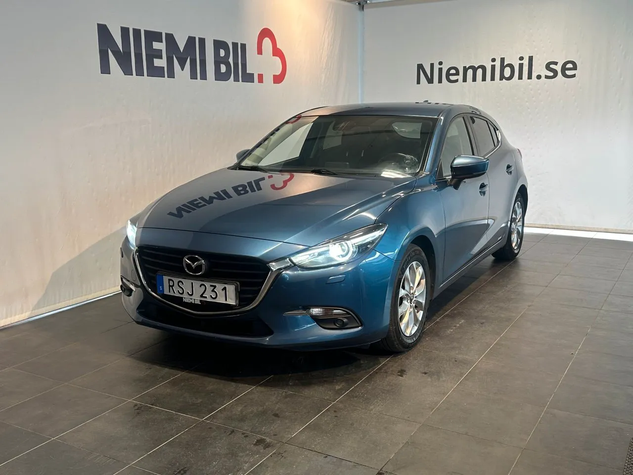 Vehicle image 16