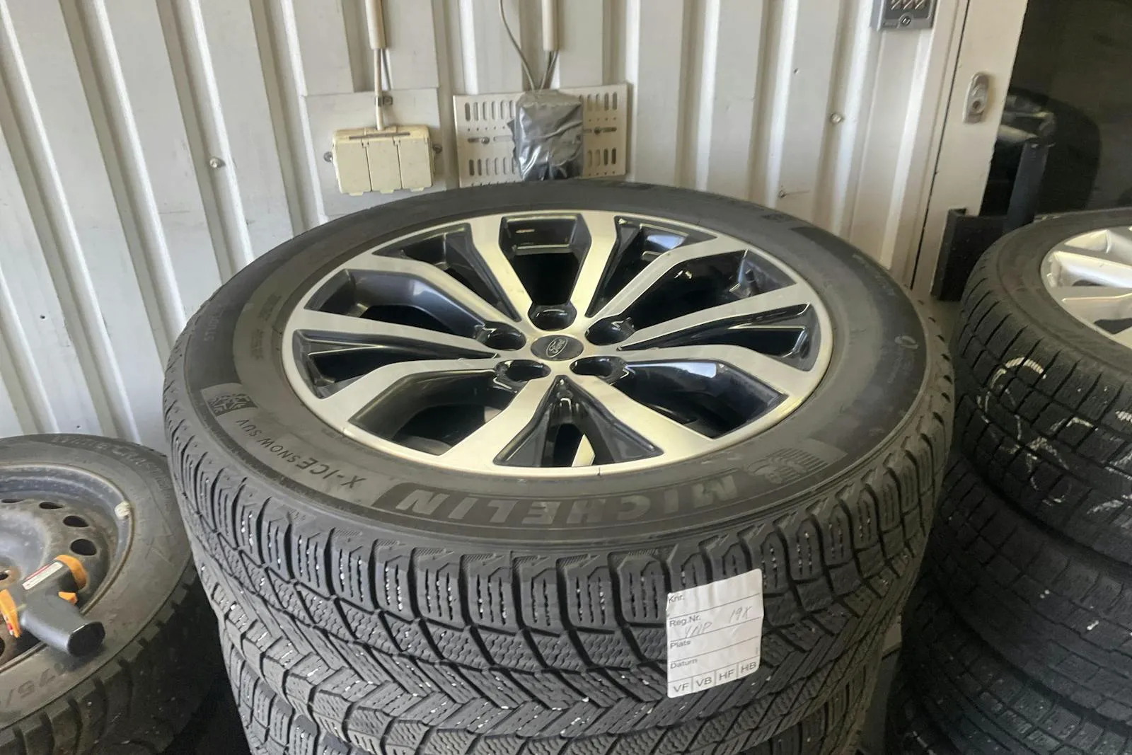 Vehicle image 16
