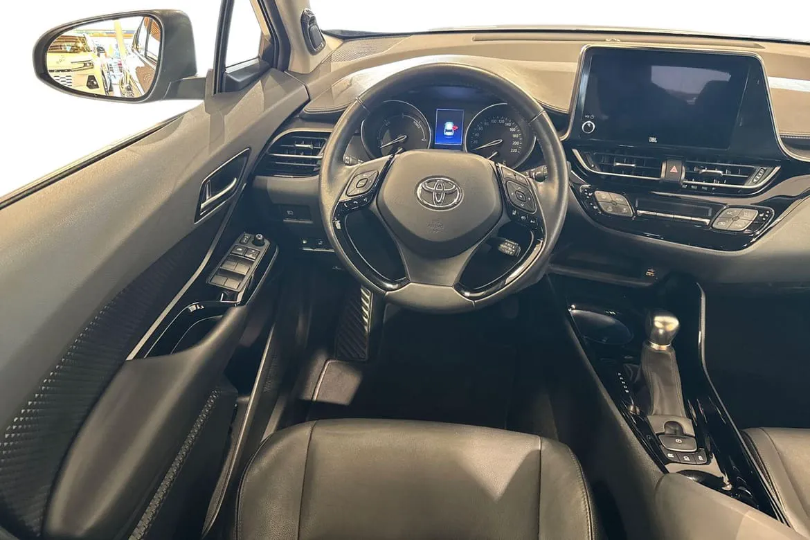 Vehicle image 10