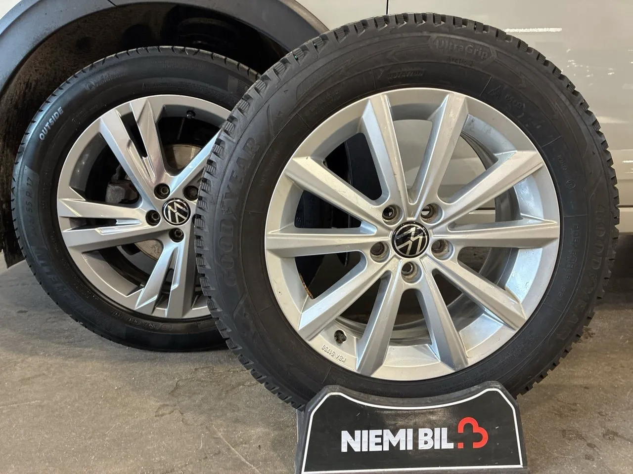 Vehicle image 16