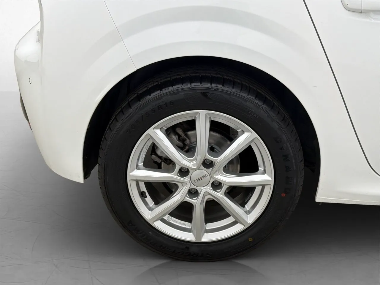 Vehicle image 25