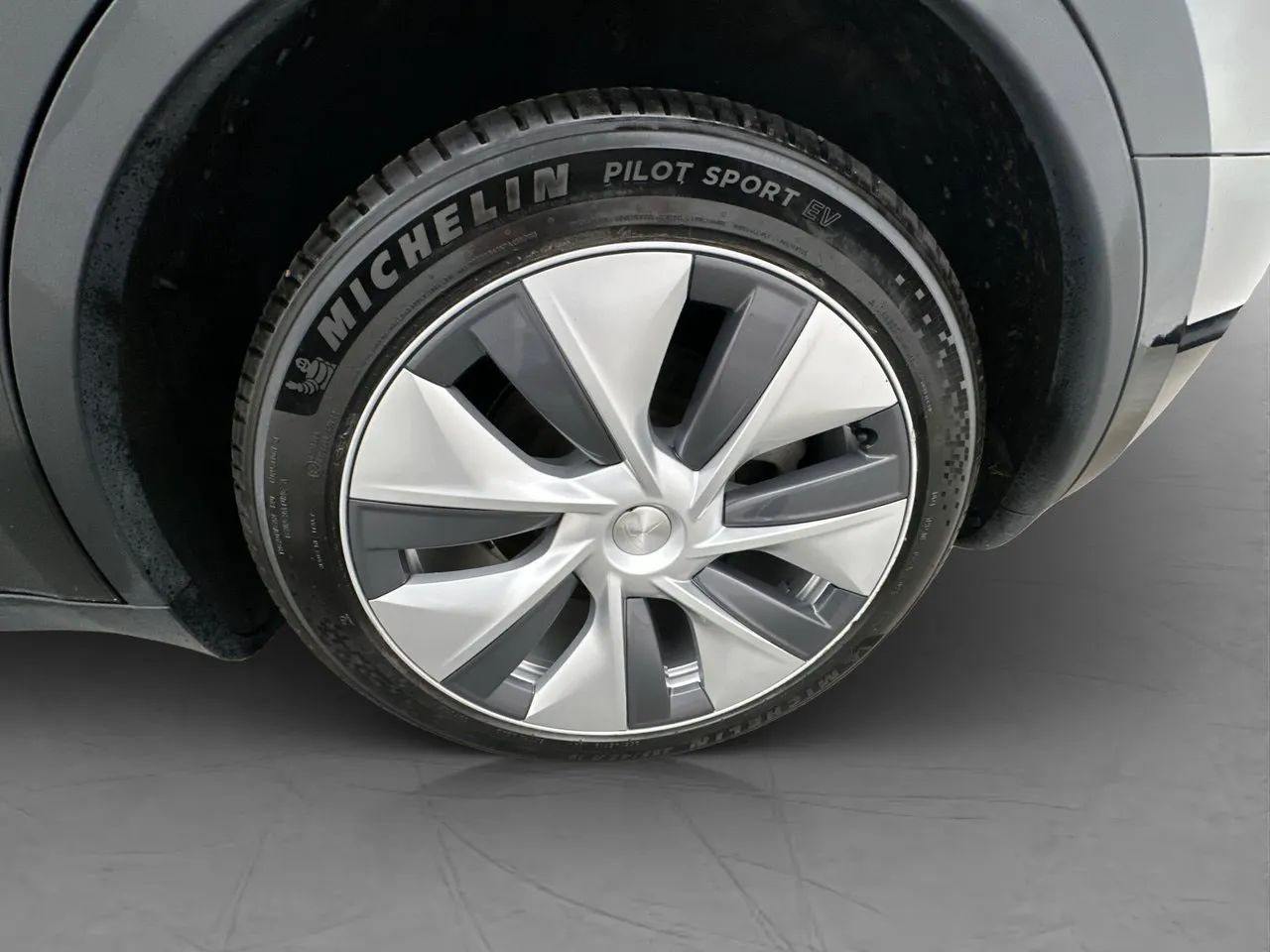 Vehicle image 32