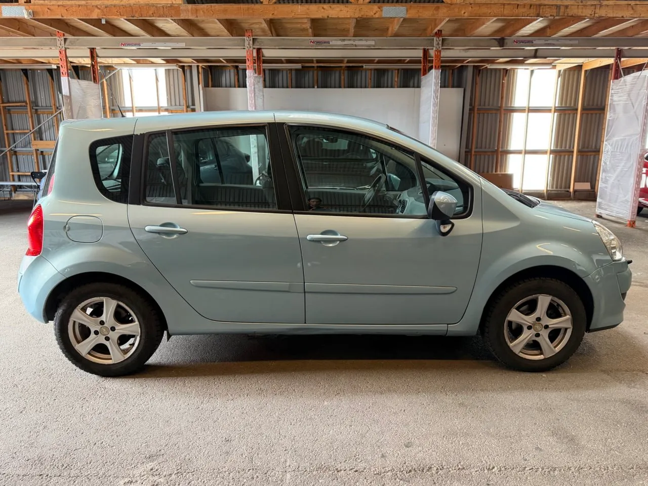 Vehicle image 5