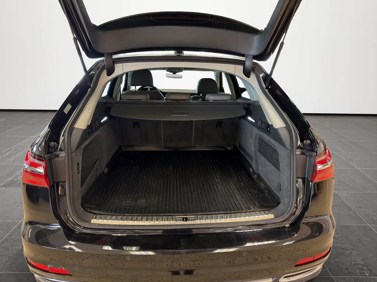 Vehicle image 15