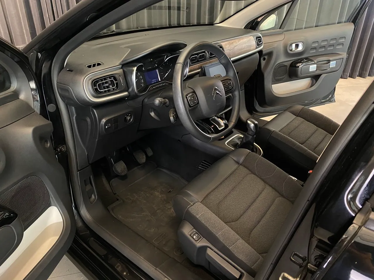 Vehicle image 21