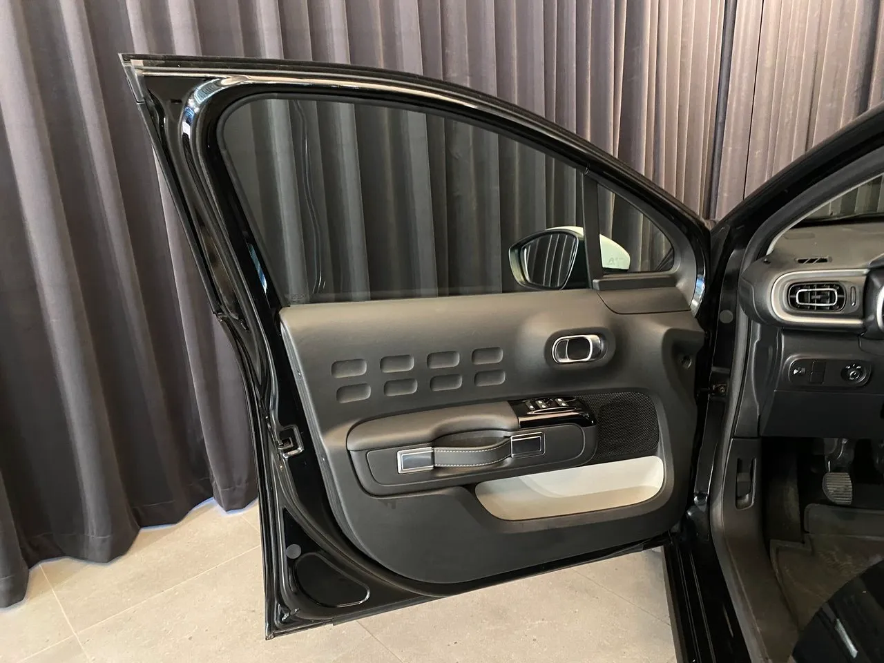 Vehicle image 22