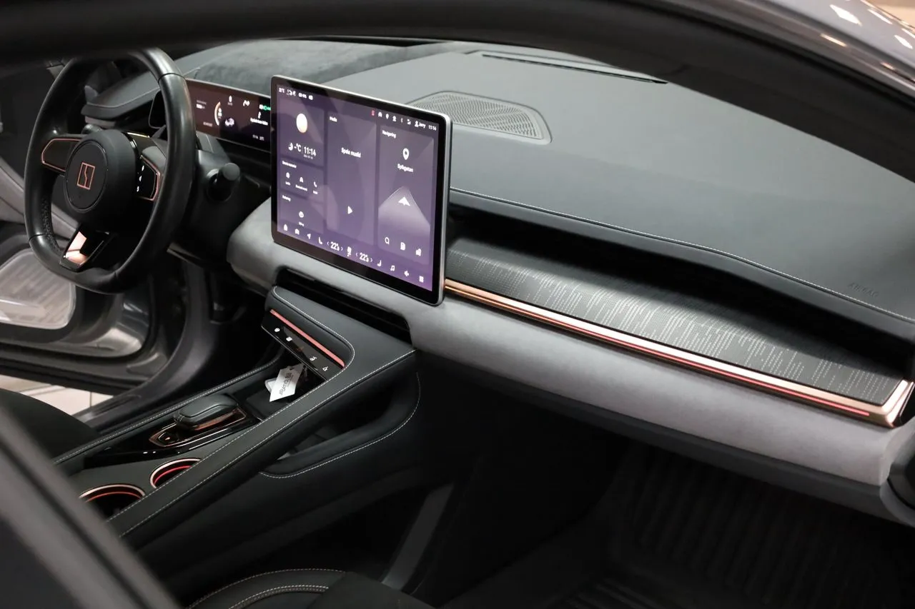 Vehicle image 15