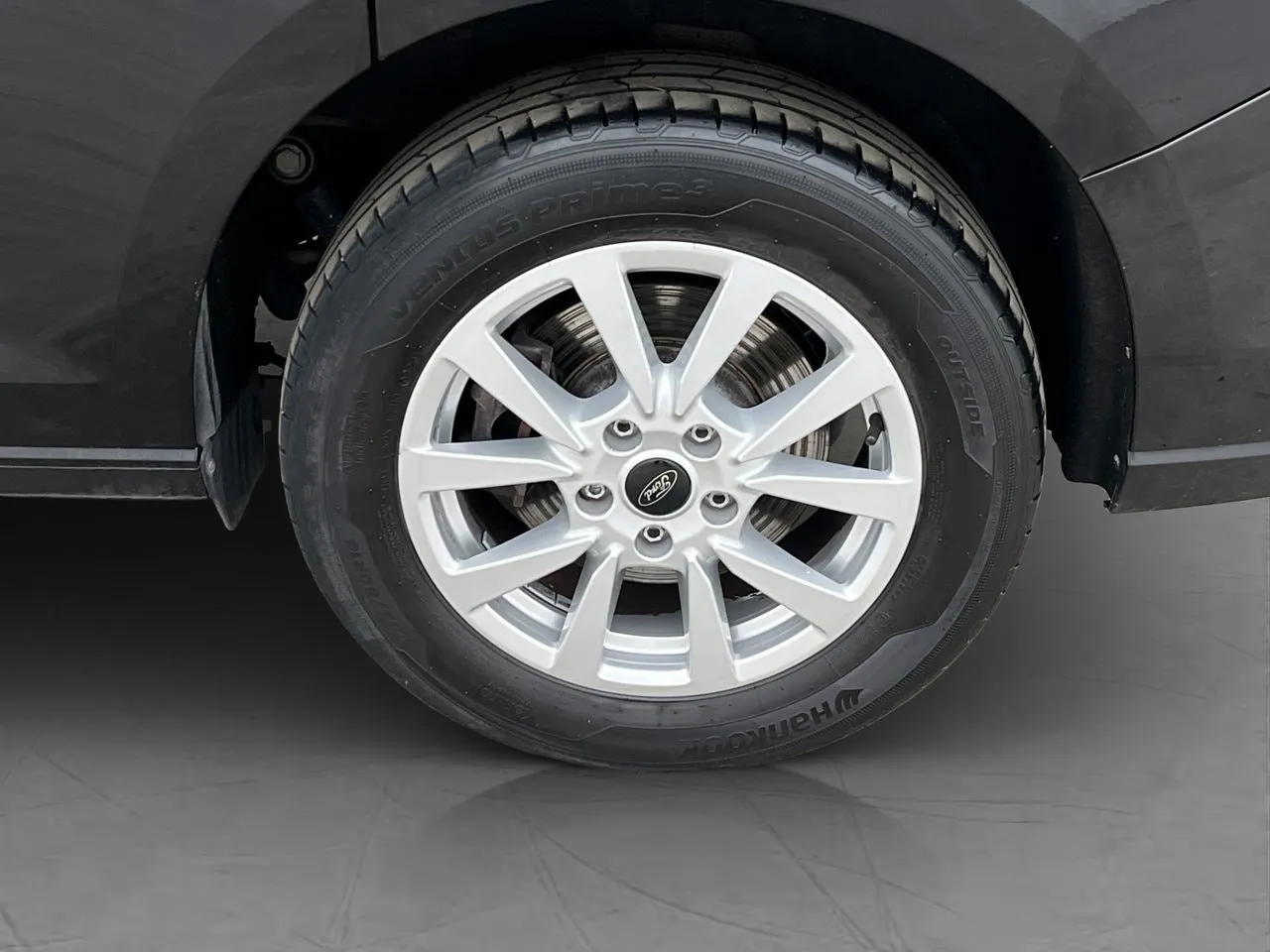 Vehicle image 32