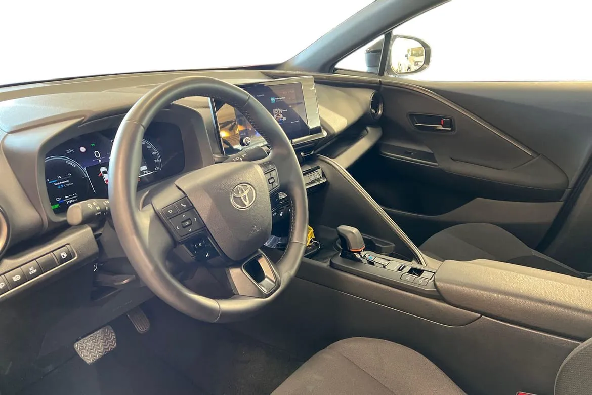 Vehicle image 13