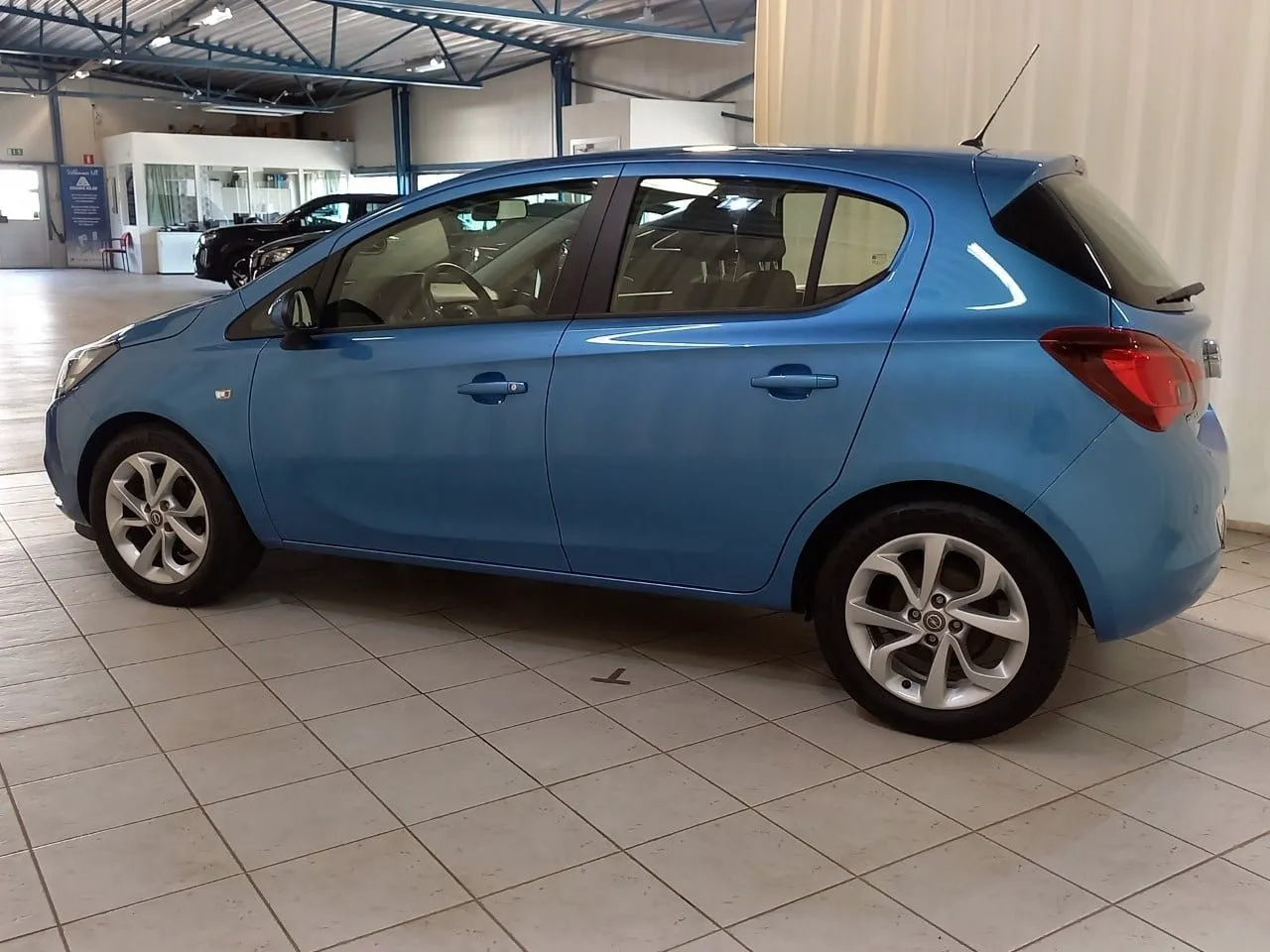 Vehicle image 6