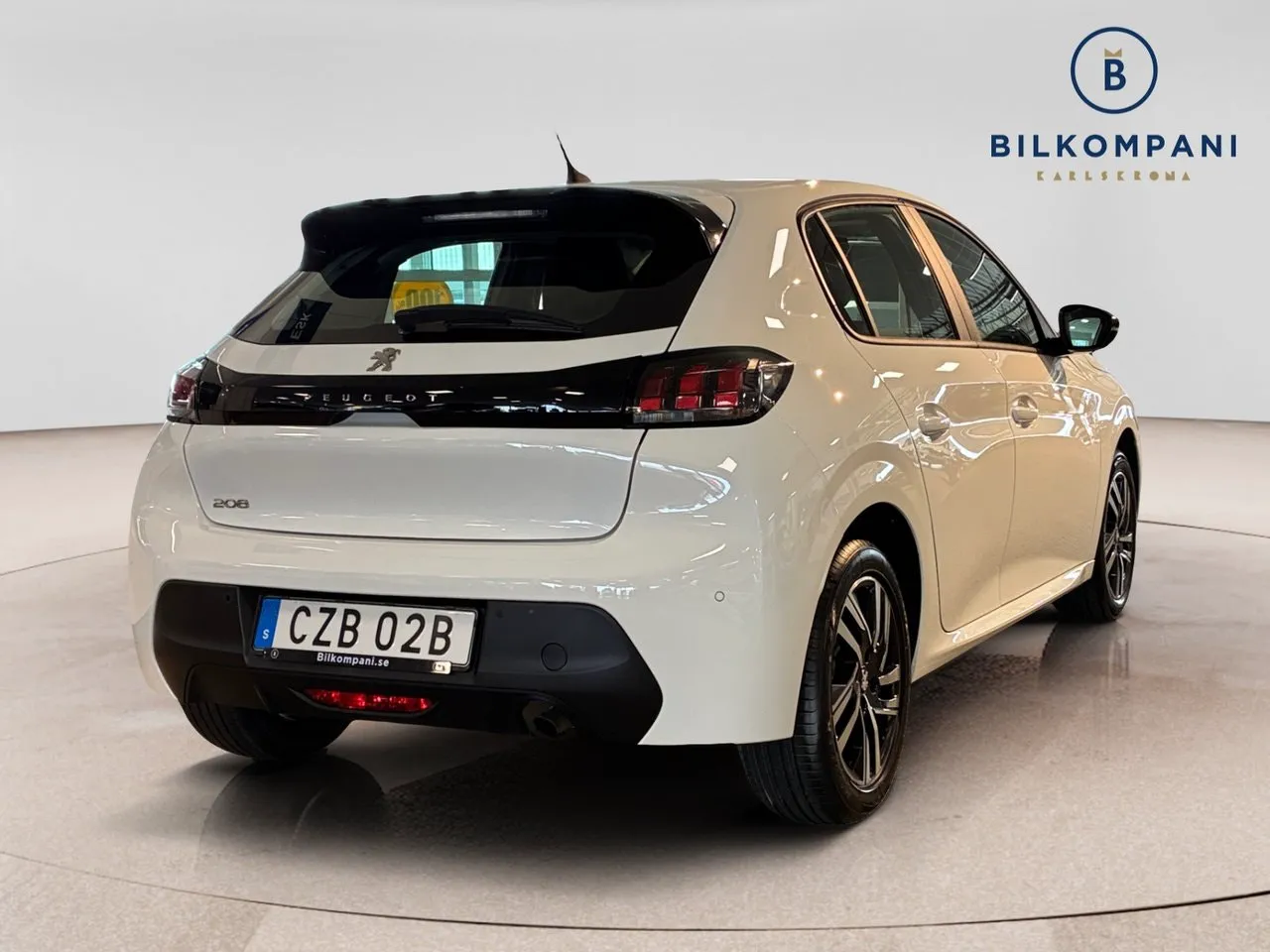 Vehicle image 4