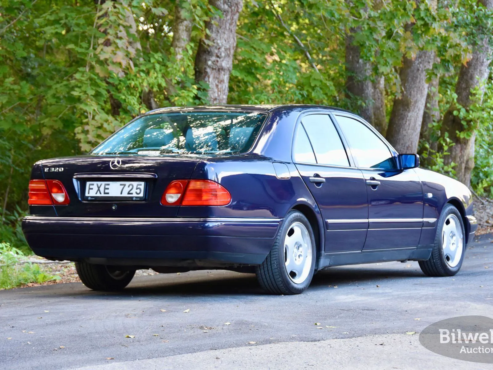 Vehicle image 18