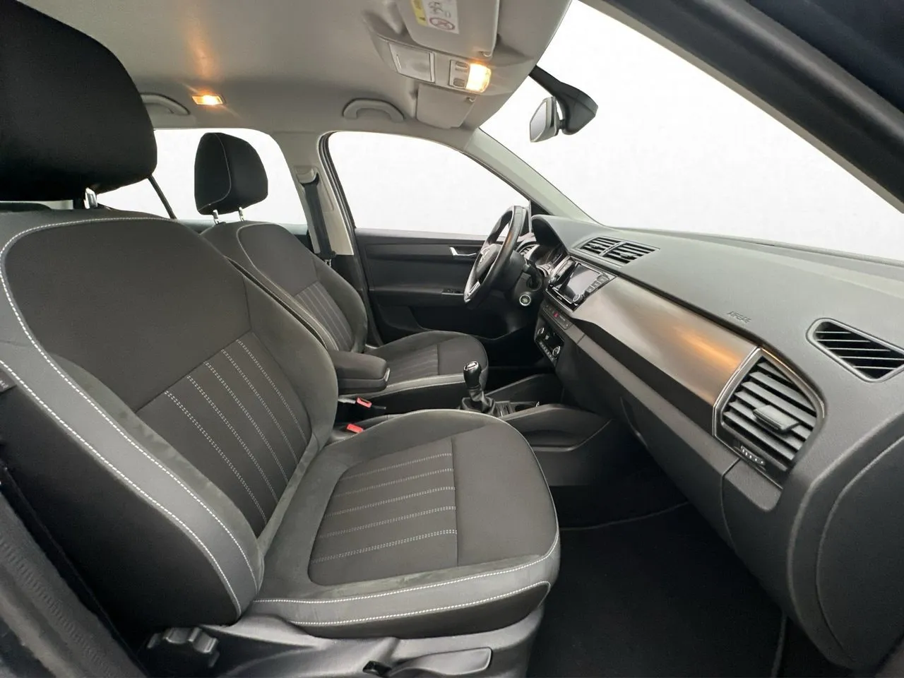 Vehicle image 16