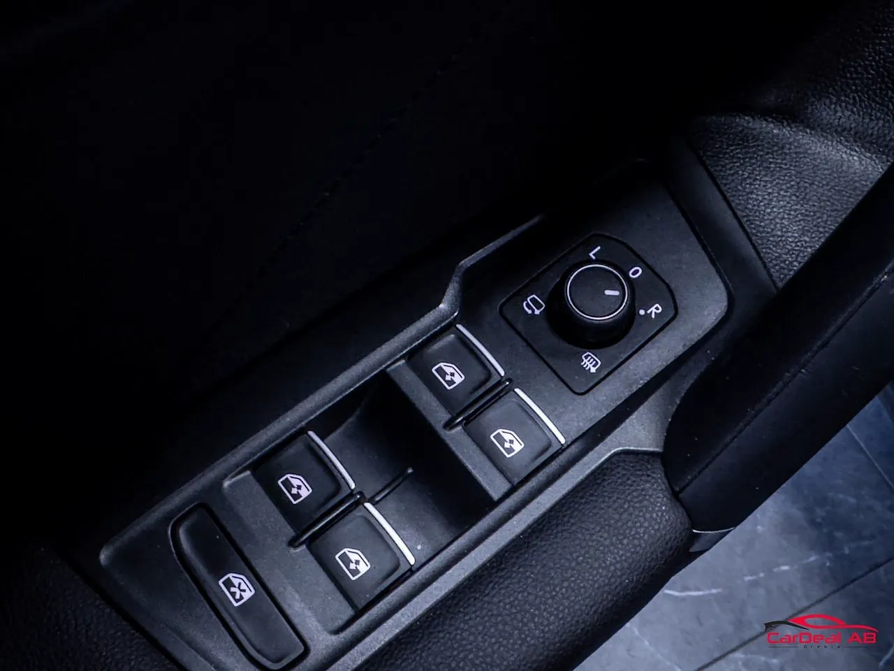 Vehicle image 32