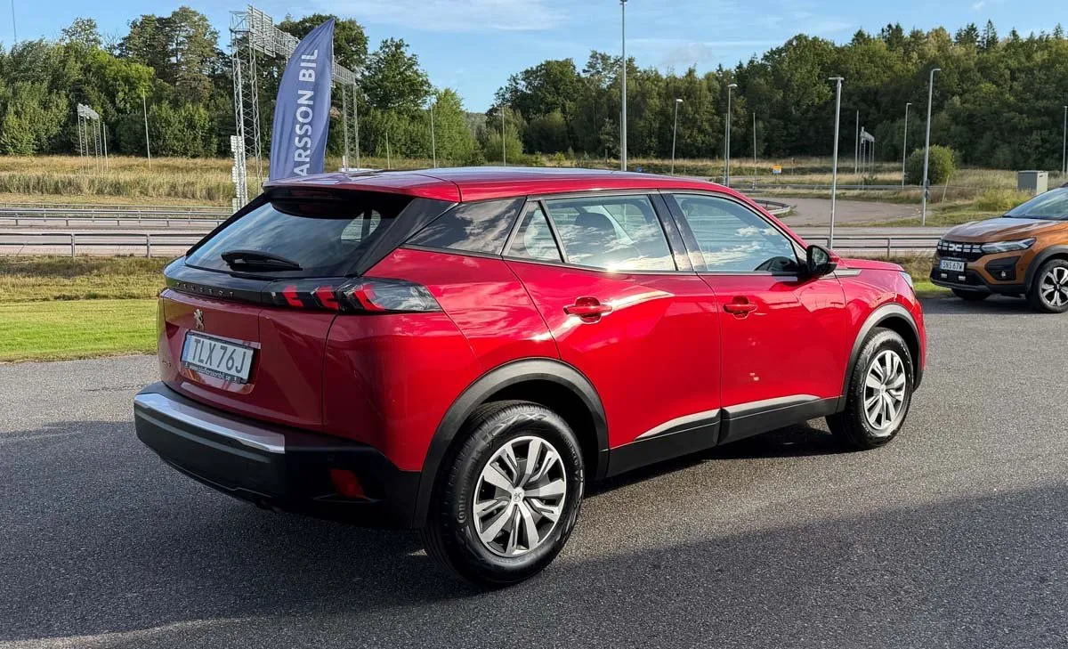 Vehicle image 5