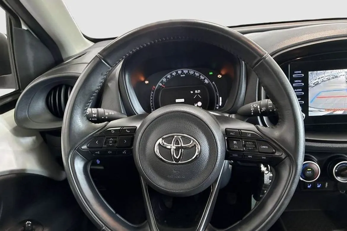 Vehicle image 10
