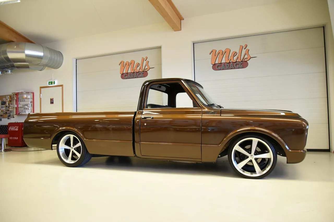 Vehicle image 32
