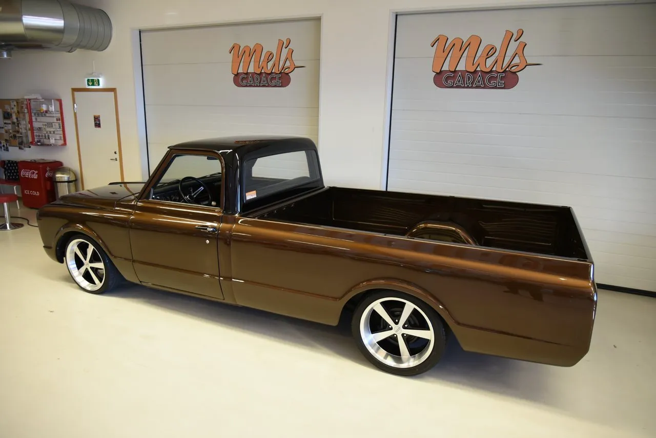 Vehicle image 10